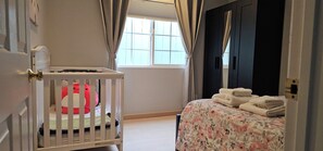 4 slaapkamers, een bureau, een strijkplank/strijkijzer, reisbedje