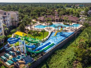Un complexe hôtelier doté de plusieurs piscines, d’un parc aquatique et d’un vaste ensemble de bâtiments.