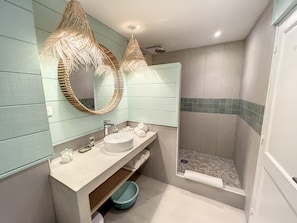 Shower, hair dryer, towels, soap - Princess Anouk, Beachfront, Feet in water,  Ocean view, Pool (Saint-Martin)