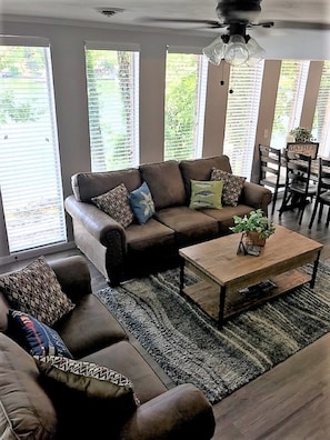 TV, DVD player, stereo - Spacious Large Family Lake Home For Rent  (Eldon)