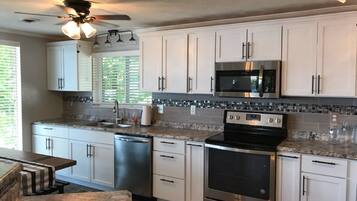 Geladeira, micro-ondas, fogão, cooktop