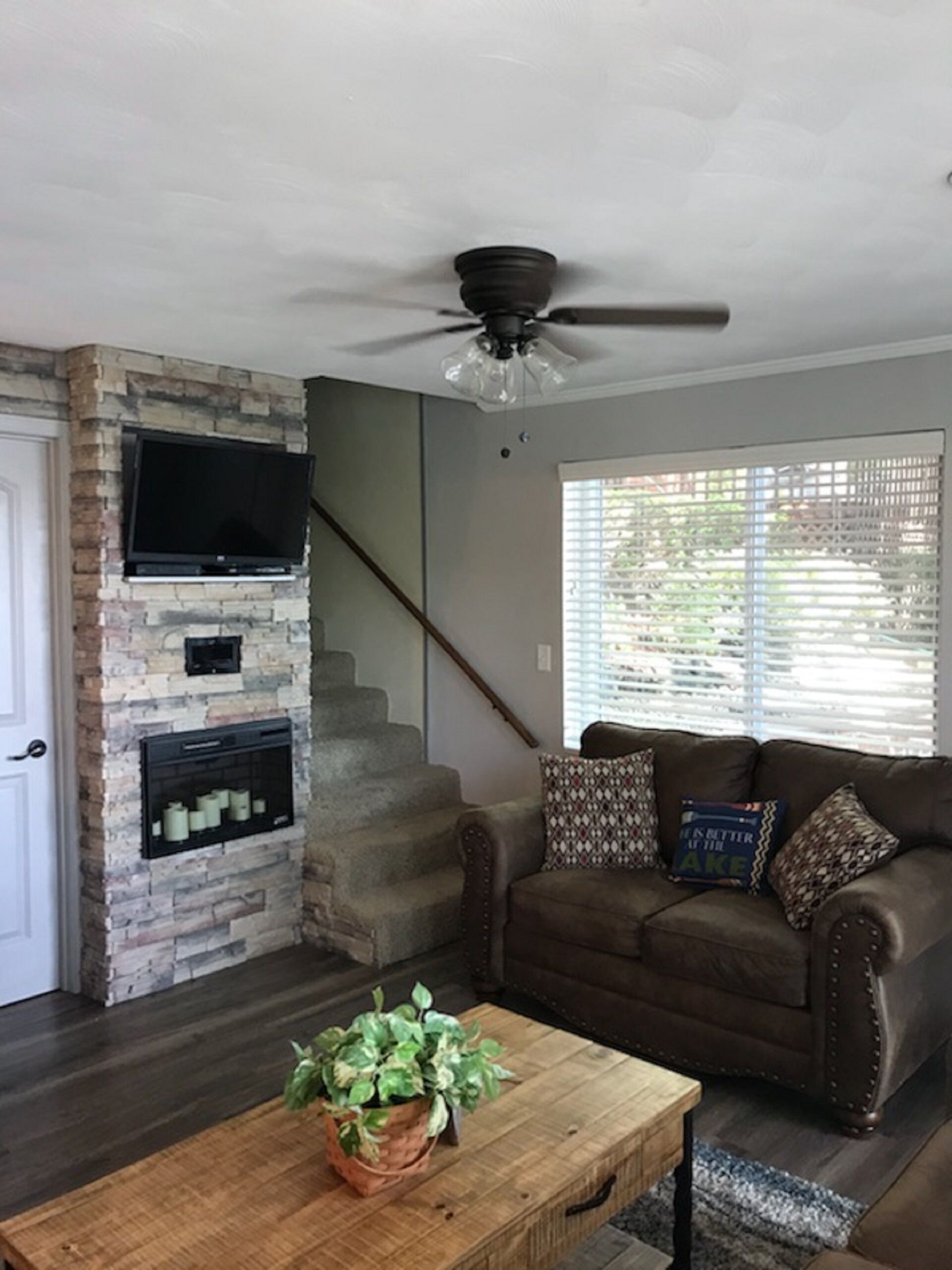 Télévision, lecteur de DVD, chaîne hi-fi