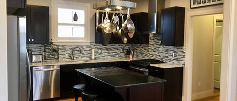 Frigorifero, microonde, forno, piano cottura