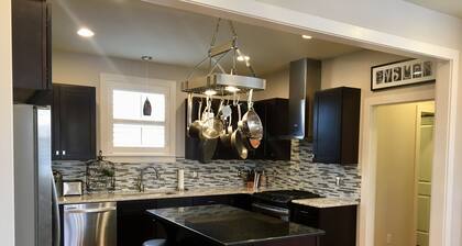 SLEEPS 12! 2 Units HOT TUB GAMEROOM POOL TABLE, 1.6~ miles to Downtown fun.