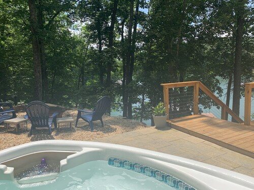 Lakefront Pet friendly with Hot Tub & Private Dock