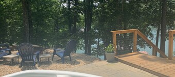 Lakefront Pet friendly with Hot Tub & Private Dock