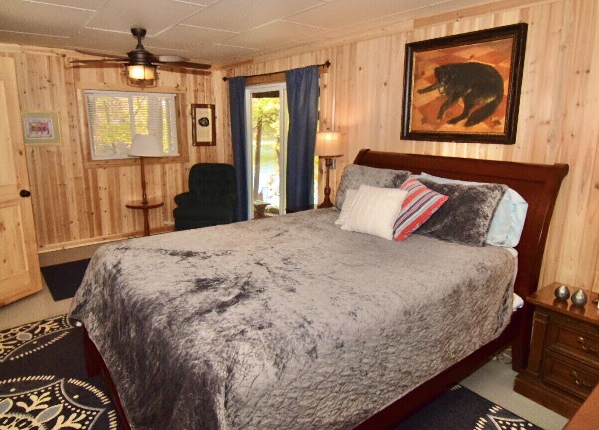 Social Distancing Gem! Pet friendly with Hot Tub & Private Dock