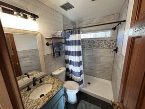 Een douche, een haardroger, handdoeken, zeep