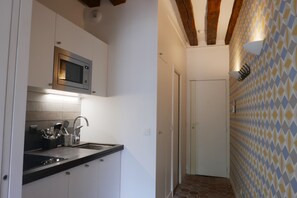 Réfrigérateur, micro-ondes, four, plaque de cuisson