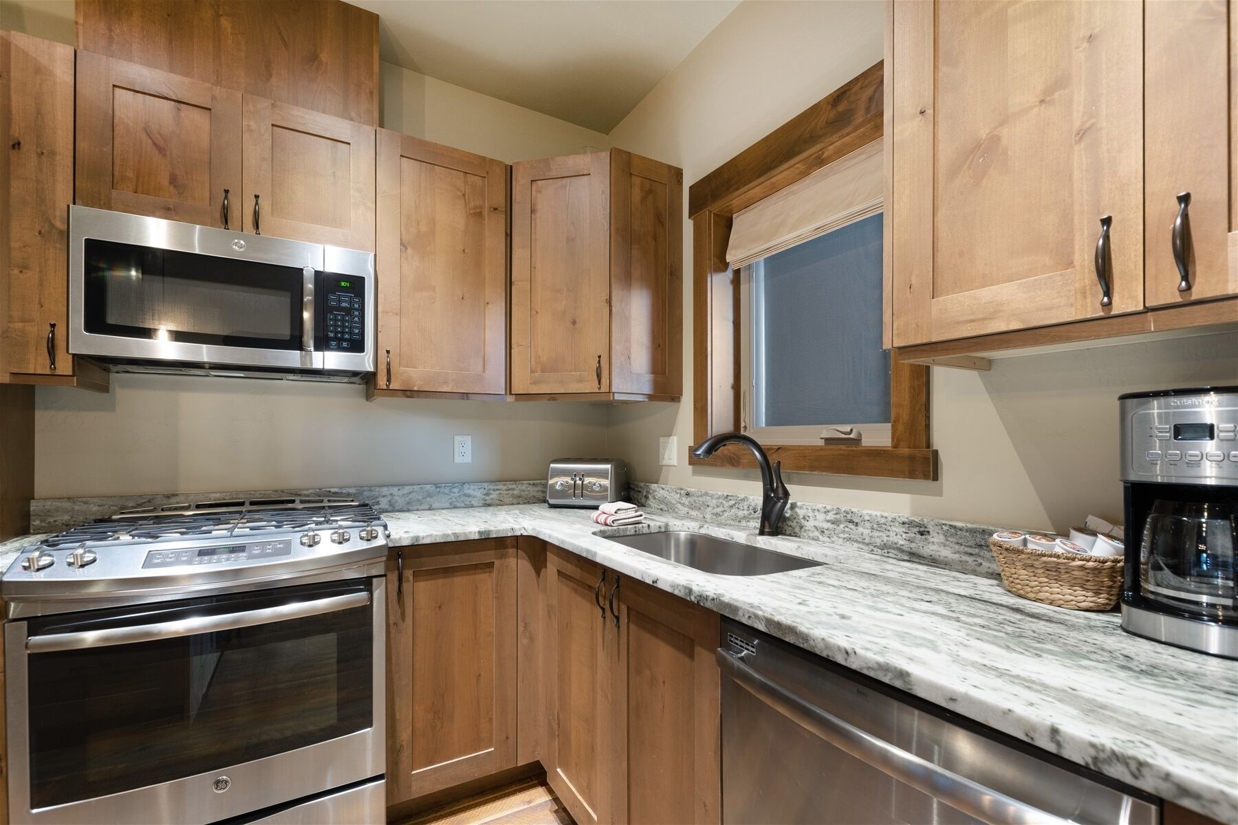 Baker Loft 202 - Stunning Condo in the heart of Downtown! Private Hot tub!!