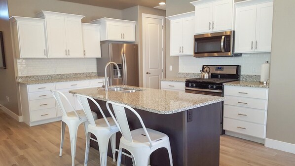 ثلاجة، ميكروويف، فرن، موقد طهي مسطح