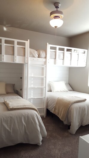 3 chambres, fer et planche à repasser, lit parapluie, Wi-Fi gratuit