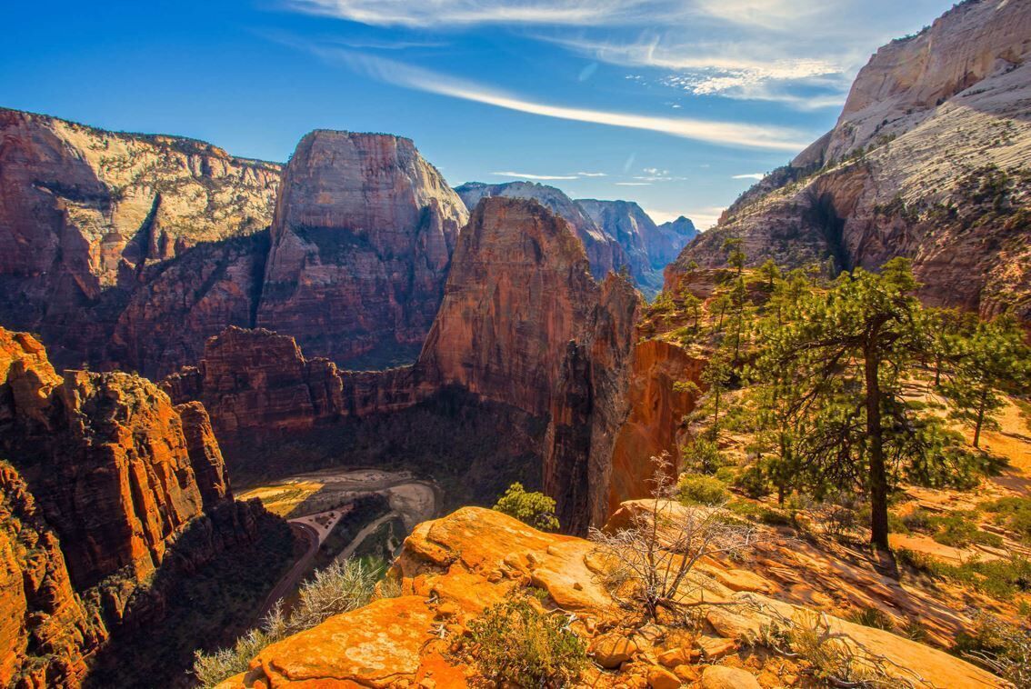 Un paisaje de cañón con formaciones rocosas destacadas y vegetación escasa.