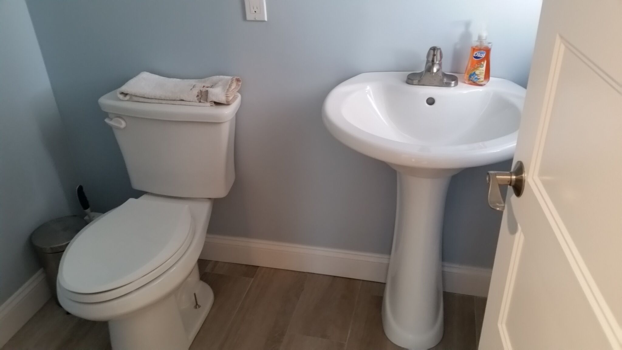 Un baño con inodoro y lavamanos.
