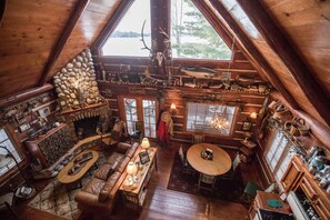 تلفزيون ذكي، مدفأة، مشغل دي في دي، كُتُب