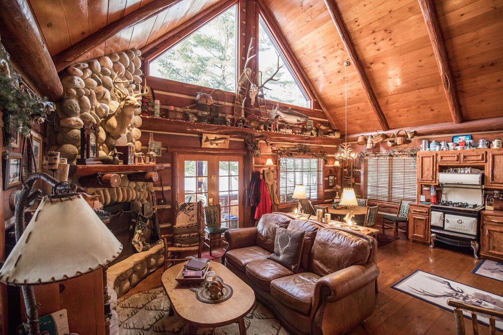 Rustic, Cozy, Northwoods Cabin steps away from Round Lake on Richardson Bay!