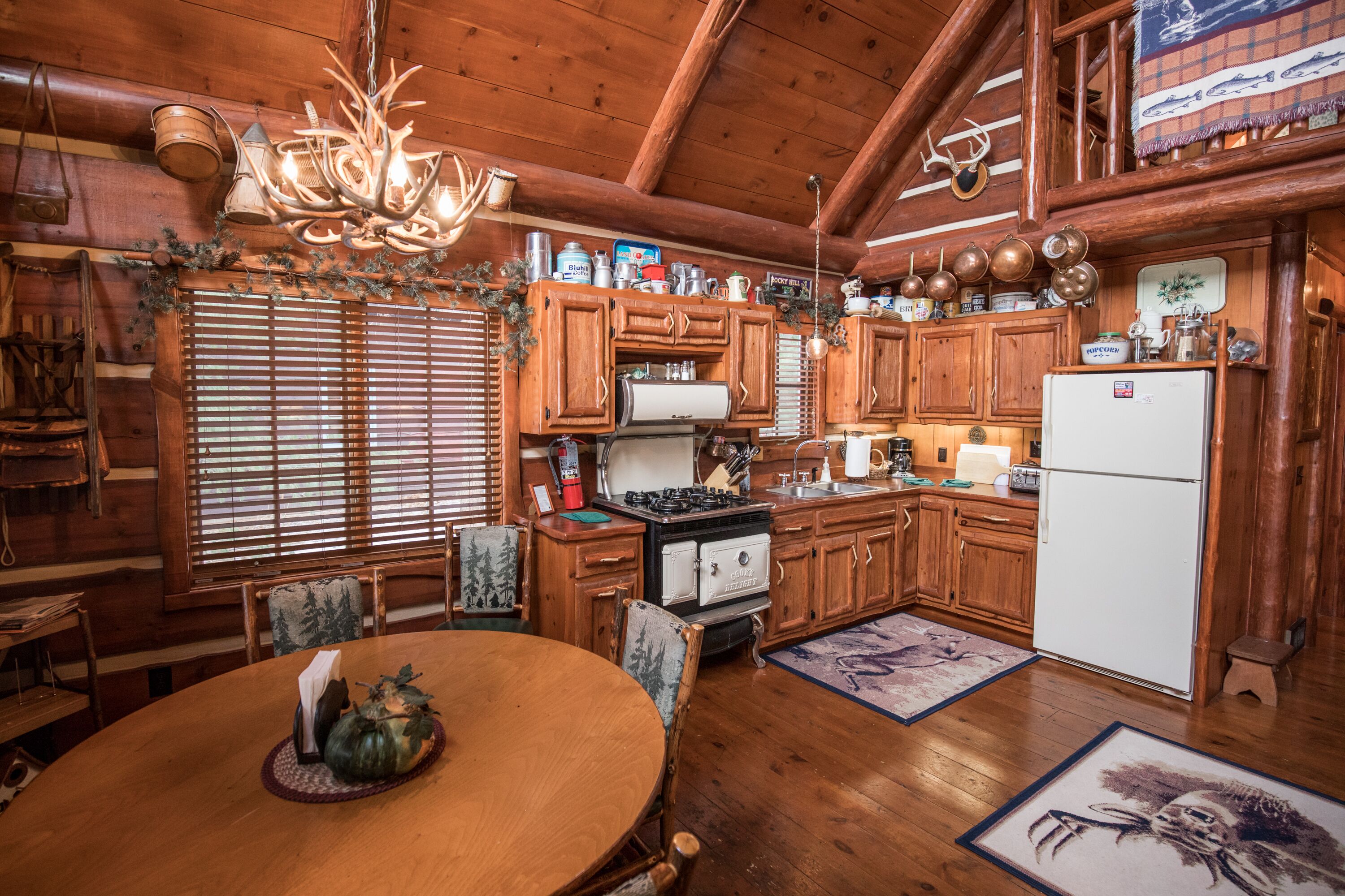 Rustic, Cozy, Northwoods Cabin steps away from Round Lake on Richardson Bay!