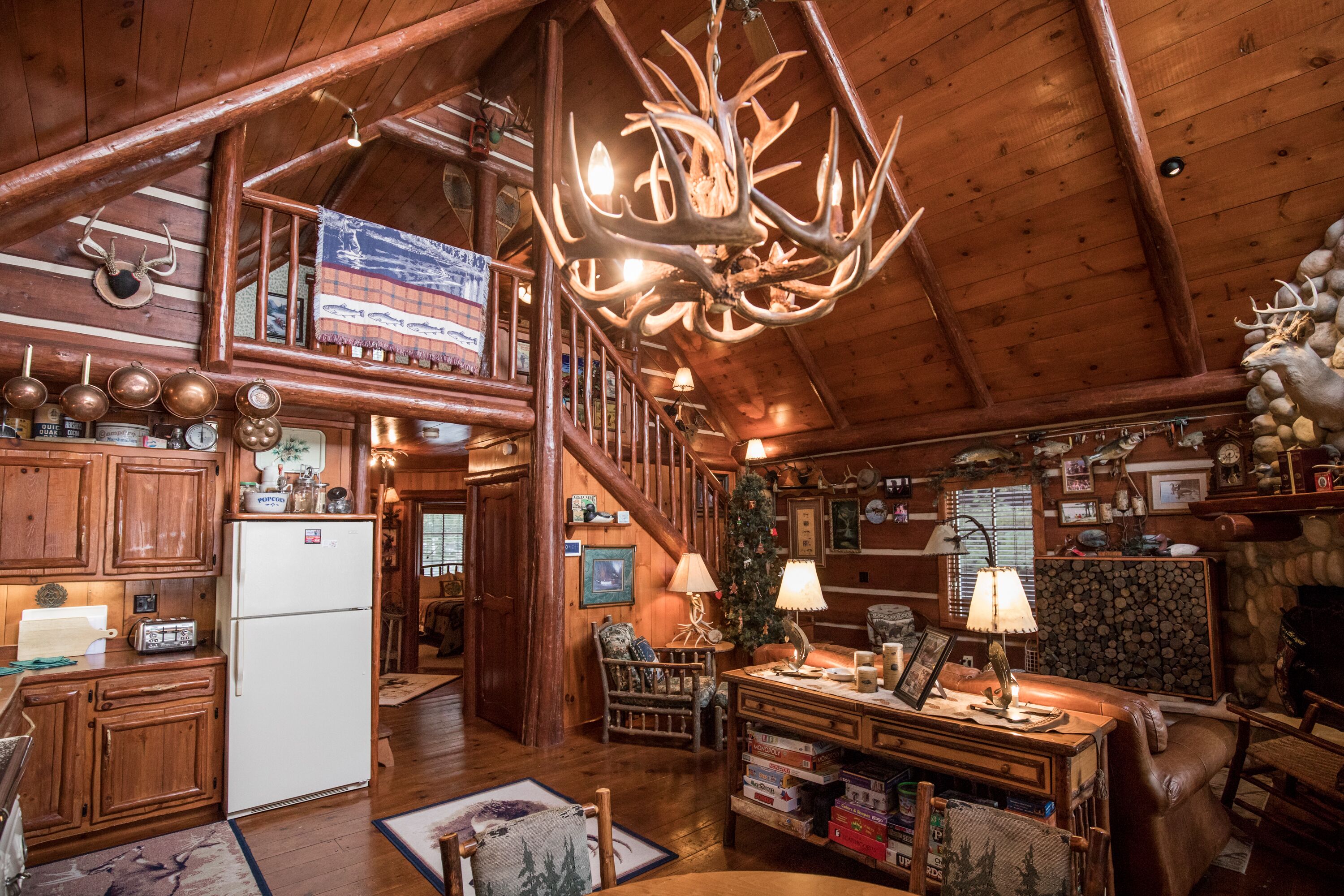 Rustic, Cozy, Northwoods Cabin steps away from Round Lake on Richardson Bay!