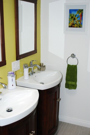 Combined shower/tub, hair dryer, towels