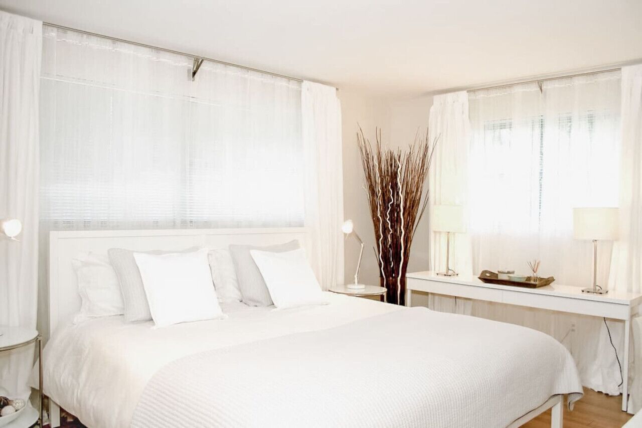 2 bedrooms, desk, WiFi