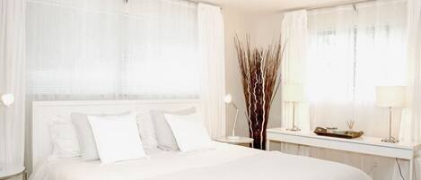 2 bedrooms, desk, WiFi