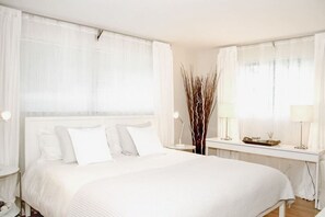 2 bedrooms, desk, WiFi