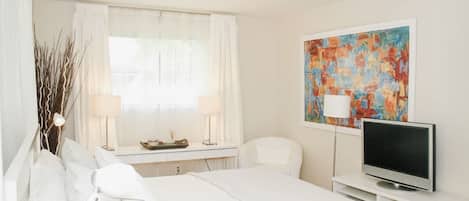 2 bedrooms, desk, WiFi