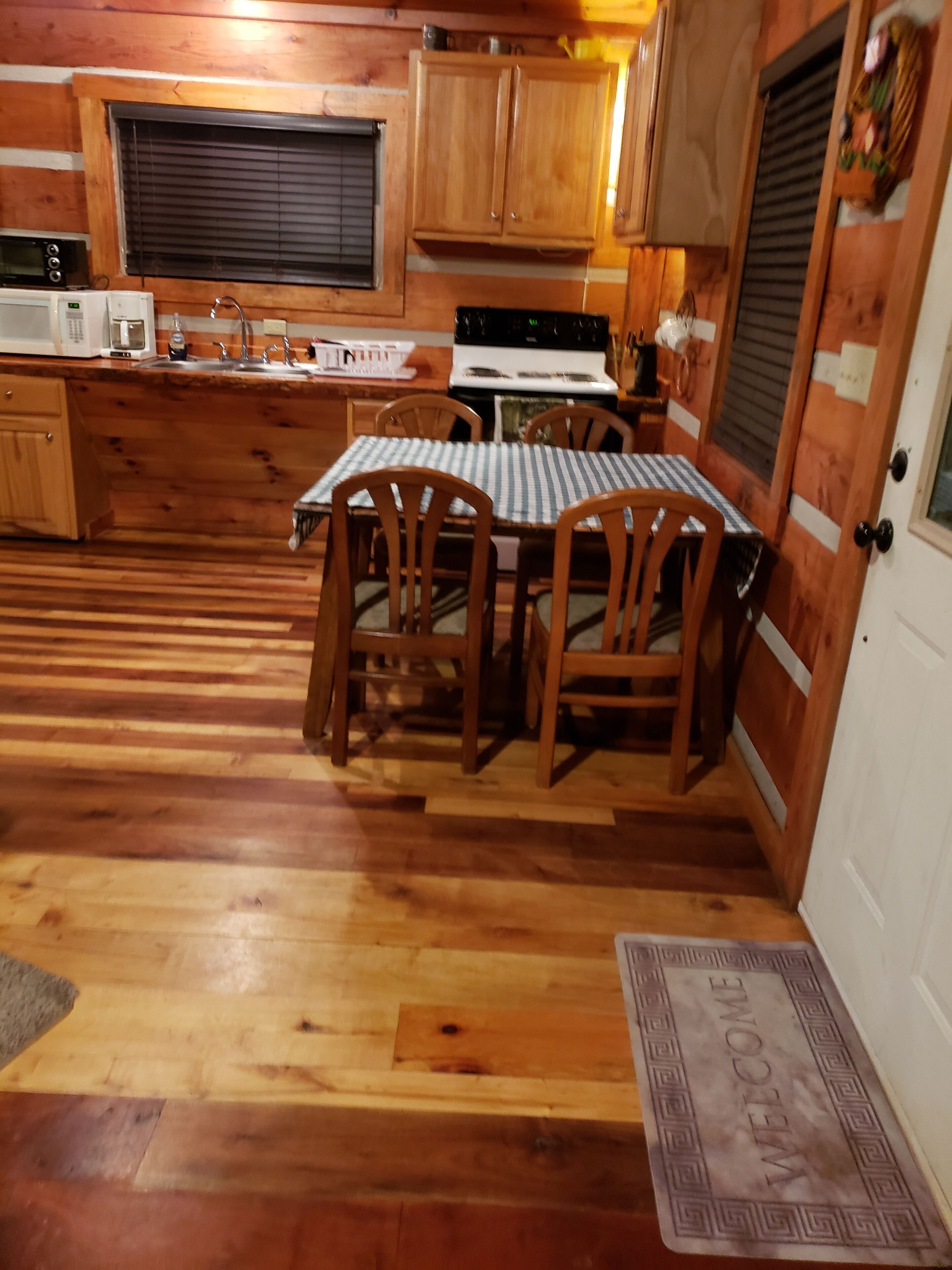Riverfront Log Cabin, Hot Tub, Pet-Friendly, Universal Access
