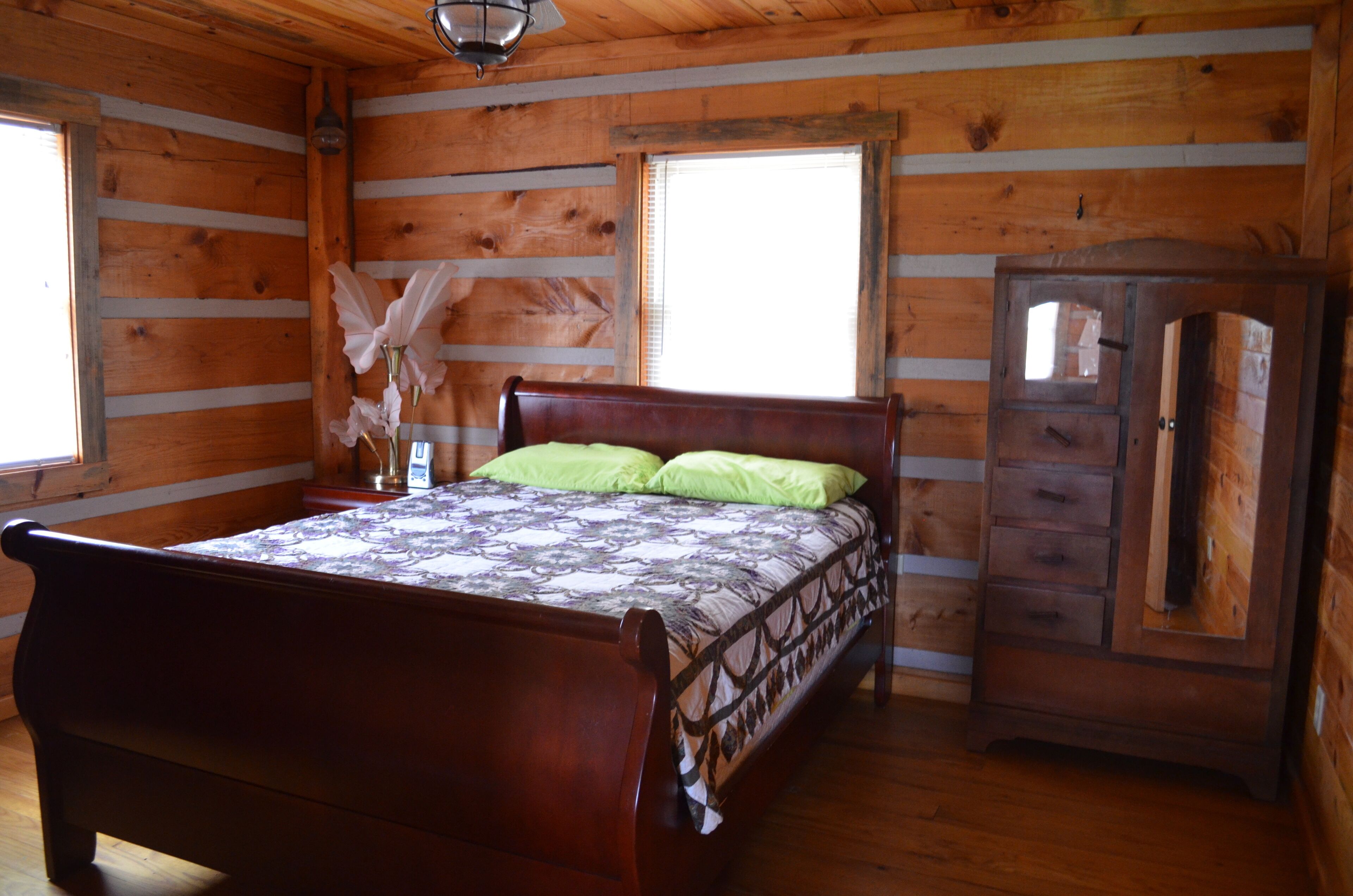 Riverfront Log Cabin, Hot Tub, Pet-Friendly, Universal Access