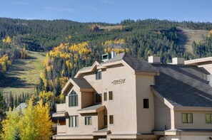 Exterior - 3 BR + Loft BR/4 BA Top Floor Condo with Panoramic Ski Run View (Keystone)