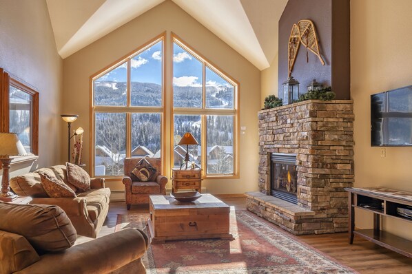 Flat-screen TV, fireplace, video games, DVD player - 3 BR + Loft BR/4 BA Top Floor Condo with Panoramic Ski Run View (Keystone)