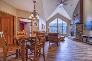 Interior - 3 BR + Loft BR/4 BA Top Floor Condo with Panoramic Ski Run View (Keystone)