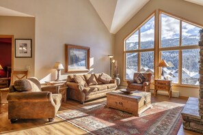 Flat-screen TV, fireplace, video games, DVD player - 3 BR + Loft BR/4 BA Top Floor Condo with Panoramic Ski Run View (Keystone)