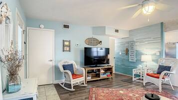 Una Smart TV, un reproductor de DVD, libros, una videoteca