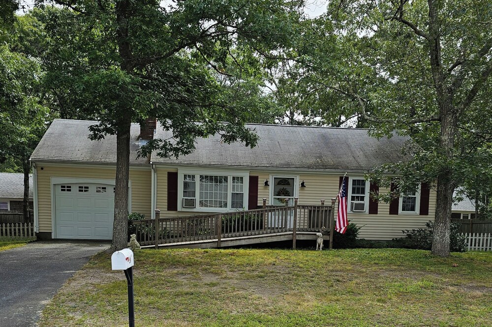 Single Family Home located on a dead end street near all amenities.