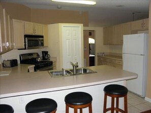 Kjøleskap, mikrobølgeovn, ovn og kokeplater