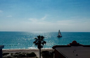 En la playa, camastros y toallas de playa