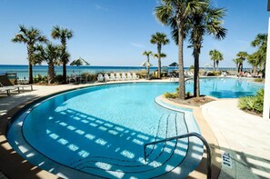 Een binnenzwembad, een buitenzwembad