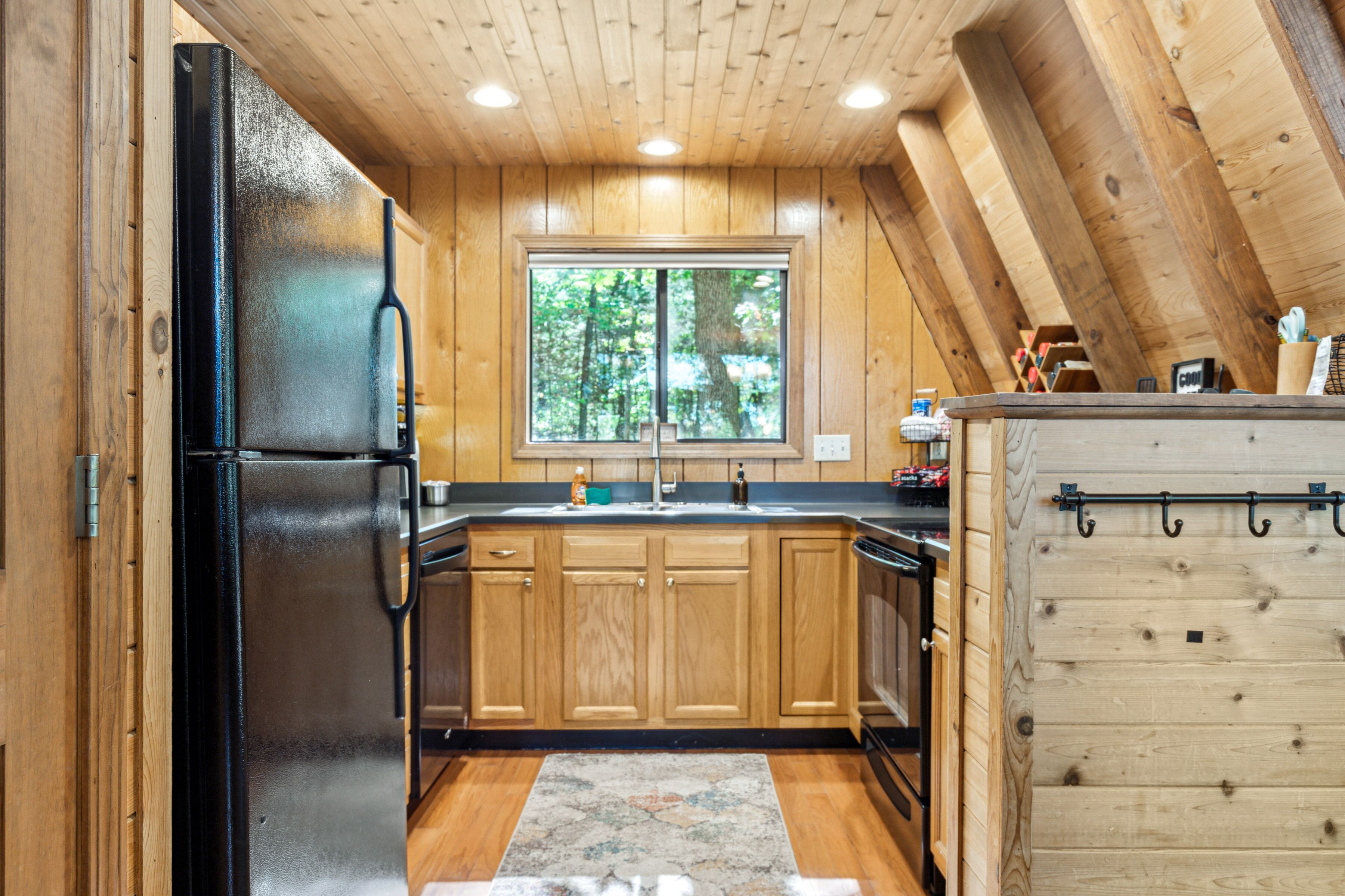 Timberline Cottage by Sarah Bernard, Beautiful Private Dock and Treehouse!