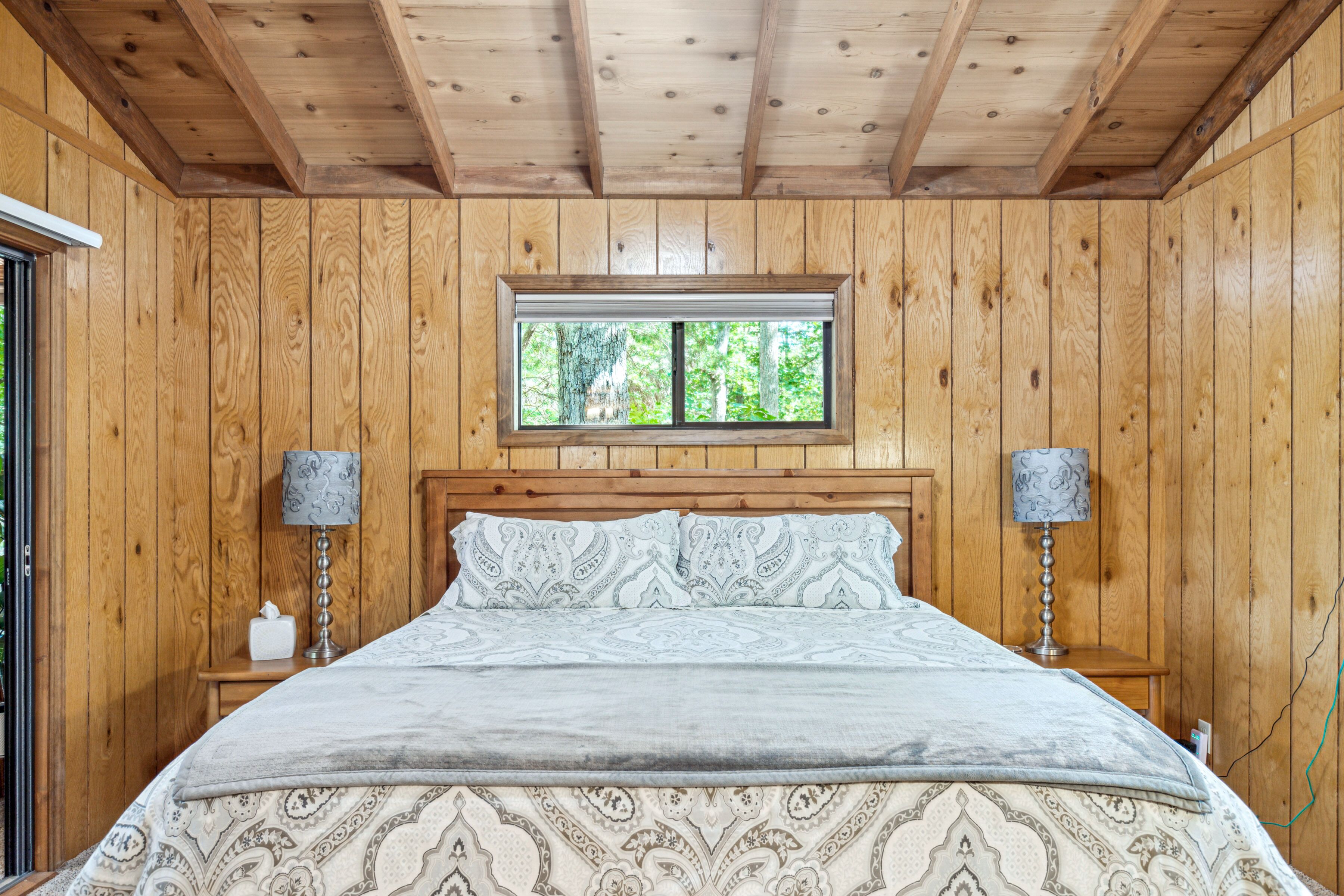 Timberline Cottage by Sarah Bernard, Beautiful Private Dock and Treehouse!