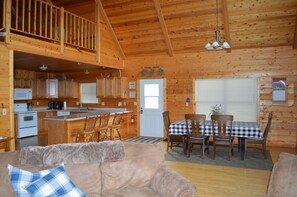 Smart TV, fireplace, DVD player, stereo - Escape to The Pines, the perfect destination for romance, seclusion & relaxation (Ferryville)