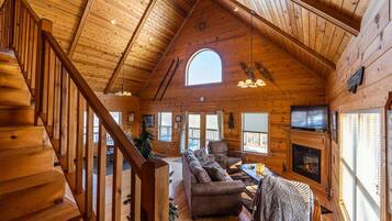 Een smart-tv, een open haard, een dvd-speler en een stereo