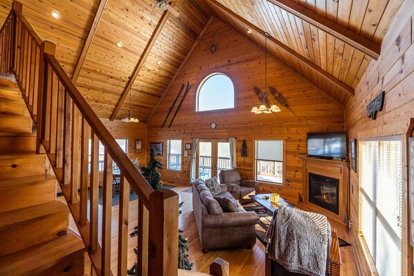 Smart TV, fireplace, DVD player, stereo - Escape to The Pines, the perfect destination for romance, seclusion & relaxation (Ferryville)