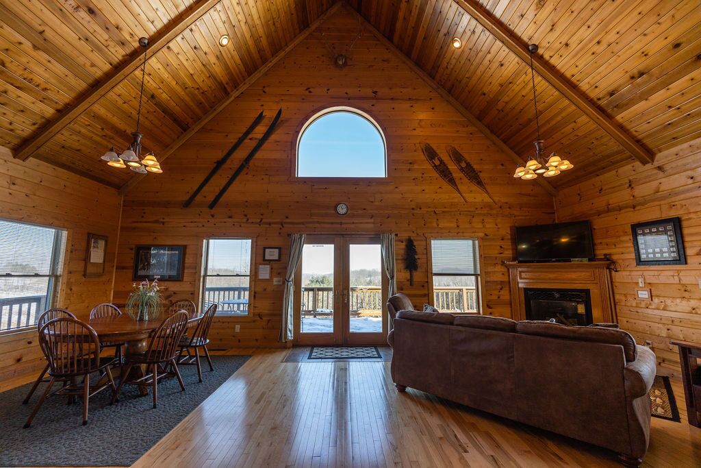  A secluded cabin with Hot Tub in the heart of the drift-less