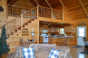 Smart TV, fireplace, DVD player, stereo - Escape to The Pines, the perfect destination for romance, seclusion & relaxation (Ferryville)