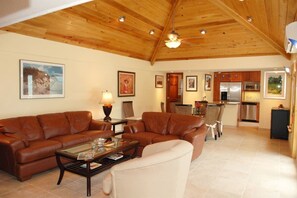 TV, DVD player, livros, biblioteca musical