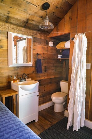 Een haardroger, handdoeken