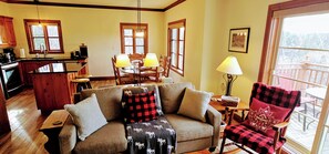 Smart TV, fireplace - RENOVATED- Ski in&out /Walk to village/ Corner Unit/Pool (summer) Sunny/Views/AC (Mont-Tremblant)