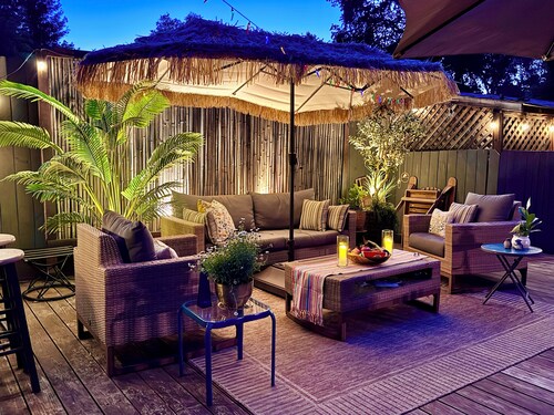 Updated Furnished Cottage With New BBQ, spa, and Pool - small pet considered