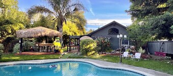 Updated Furnished Cottage With New BBQ, spa, and Pool - small pet considered